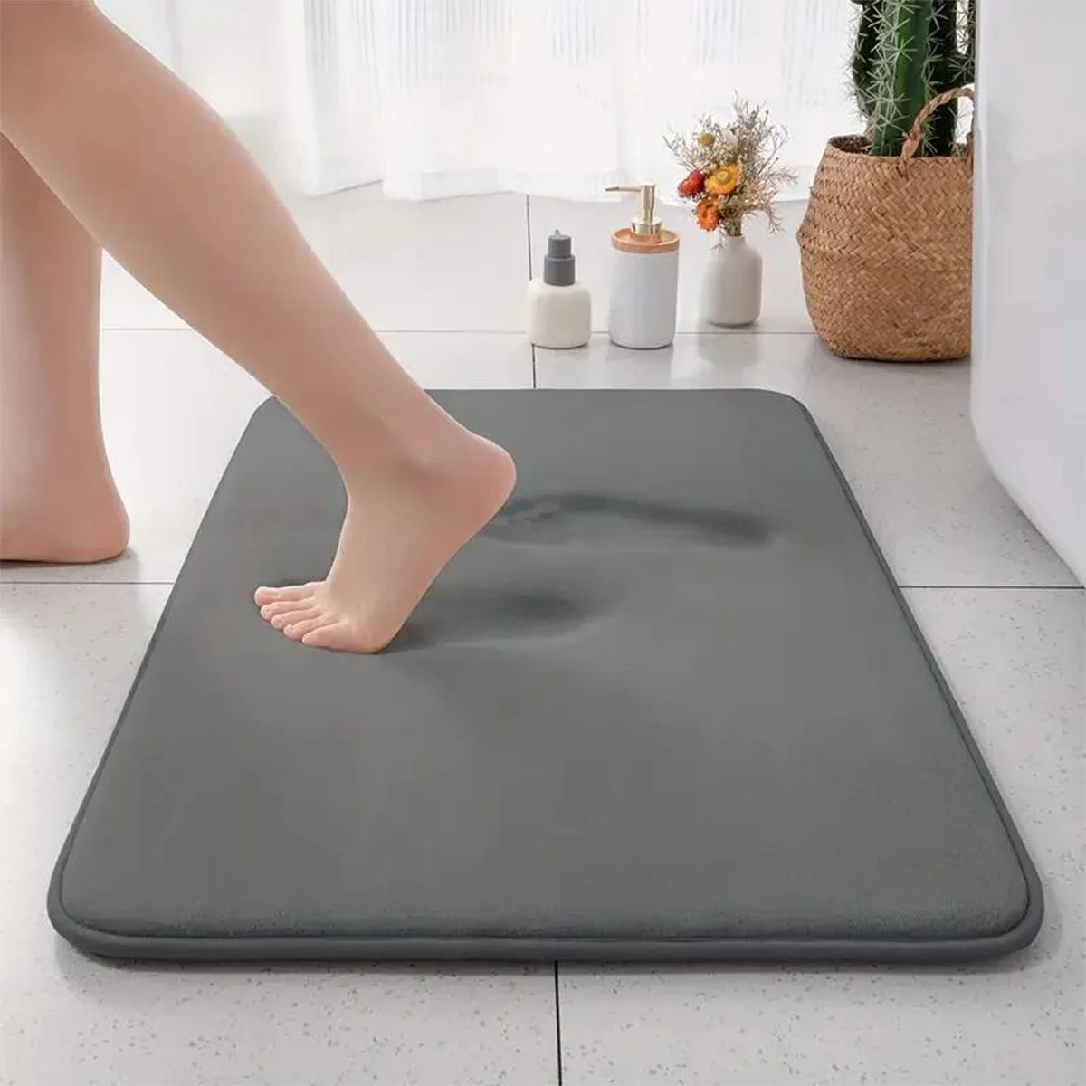 Thickened flannel bathroom floor mat in gray, non-slip absorbent design.